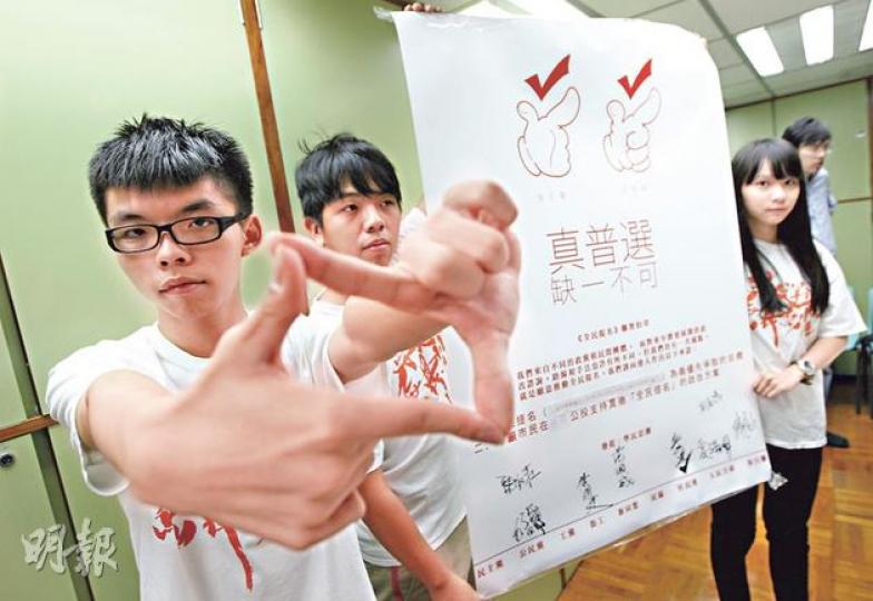 學民思潮召集人黃之鋒(左)對有政黨仍不願簽署已修訂《約章》感失望,未有簽署的民主黨副主席蔡耀昌反駁,昨中午始得悉有關修訂,實難以在數小時內作出決定。(李澤彤攝) 學民思潮召集人黃之鋒(左)對有政黨仍不願簽署已修訂《約章》感失望,未有簽署的民主黨副主席蔡耀昌反駁,昨中午始得悉有關修訂,實難以在數小時內作出決定。(李澤彤攝)