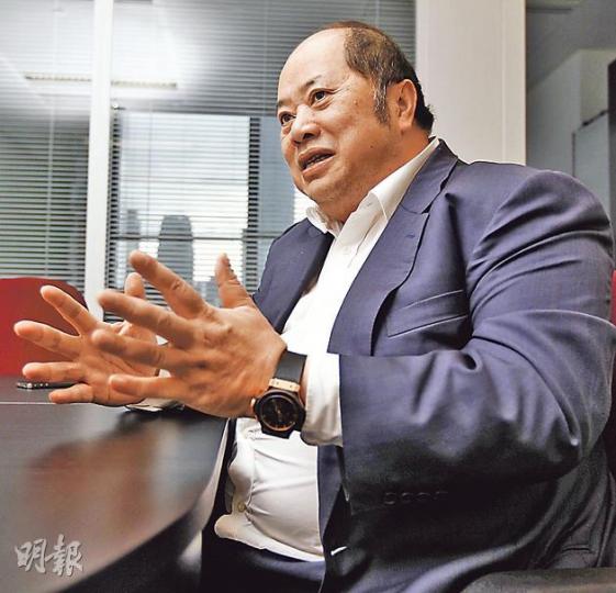 身形龐大、被友人笑稱是「肥峰」的張華峰說,在金融界無人不認識他,而他也不會刻意以出位舉動博取知名度。(李紹昌攝)(明報製圖) 身形龐大、被友人笑稱是「肥峰」的張華峰說,在金融界無人不認識他,而他也不會刻意以出位舉動博取知名度。(李紹昌攝)(明報製圖)