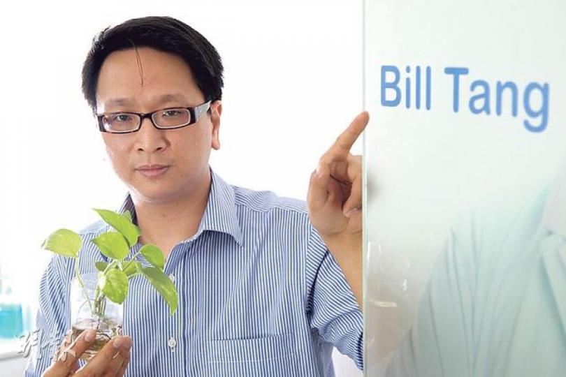 中文名「鄧家彪」、英文名「Bill Tang」,是新丁立法會議員之一,但認知的人又有多少?鄧自言過去一年做得不足,未來3年要想想辦法。(林俊源攝)(明報製圖) 中文名「鄧家彪」、英文名「Bill Tang」,是新丁立法會議員之一,但認知的人又有多少?鄧自言過去一年做得不足,未來3年要想想辦法。(林俊源攝)(明報製圖)