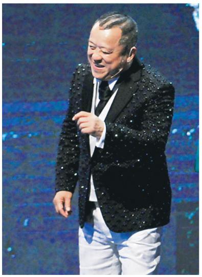曾志偉為爆粗解畫,他笑言是為記者發聲。(攝影:梁迺楠)記者在圍板後採訪港姐準決賽。(攝影:梁迺楠) 曾志偉為爆粗解畫,他笑言是為記者發聲。(攝影:梁迺楠)記者在圍板後採訪港姐準決賽。(攝影:梁迺楠)