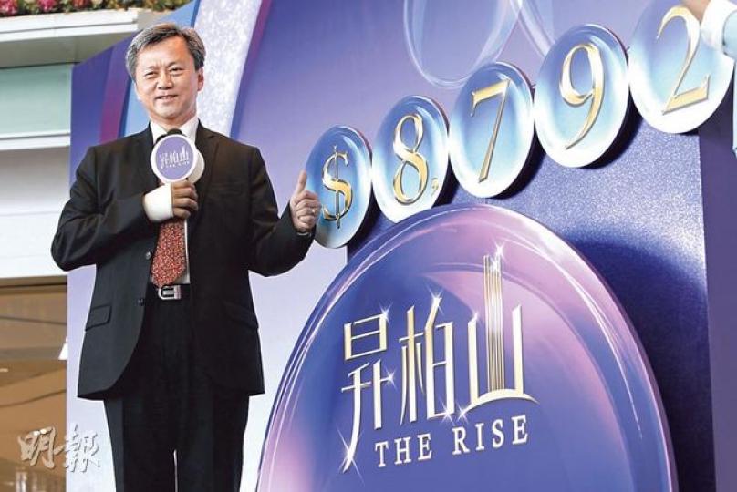 長實執行董事趙國雄昨日出席昇柏山記者會時明言,由於項目地皮早年購入價較低,現有條件以低於市價開售。(李澤彤攝)昇柏山(建築中)左右均毗鄰工廈,大廈附近環境略為遜色。(余俊亮攝) 長實執行董事趙國雄昨日出席昇柏山記者會時明言,由於項目地皮早年購入價較低,現有條件以低於市價開售。(李澤彤攝)昇柏山(建築中)左右均毗鄰工廈,大廈附近環境略為遜色。(余俊亮攝)