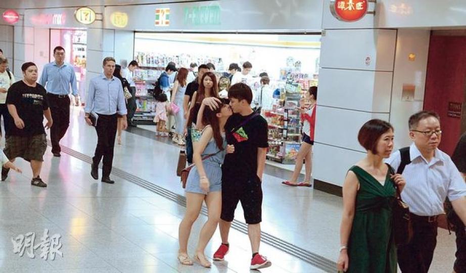 港鐵上半年來自車站商務(包括店舖租務及廣告等)的利潤按年大增三成至17.7億元。圖為港鐵位於中環站的商店,可見來往人流及生意不俗。(劉焌陶攝)港鐵行政總裁韋達誠指上半年的經常性收入表現理想,按年增長8%至38.04億元,基本利潤升5.1%至43億元。(李澤彤攝) 港鐵上半年來自車站商務(包括店舖租務及廣告等)的利潤按年大增三成至17.7億元。圖為港鐵位於中環站的商店,可見來往人流及生意不俗。(劉焌陶攝)港鐵行政總裁韋達誠指上半年的經常性收入表現理想,按年增長8%至38.04億元,基本利潤升5.1%至43億元。(李澤彤攝)
