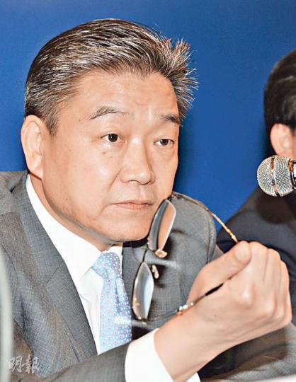 建行行長張建國昨天表示,上半年總體不良貸款額仍較上年末增加57億元人民幣。(劉焌陶攝)建行昨天舉行2013年中期業績發布會,身為董事的前金管局總裁任志剛也參加了記者會。(劉焌陶攝) 建行行長張建國昨天表示,上半年總體不良貸款額仍較上年末增加57億元人民幣。(劉焌陶攝)建行昨天舉行2013年中期業績發布會,身為董事的前金管局總裁任志剛也參加了記者會。(劉焌陶攝)