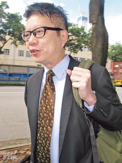 亞視高級副總裁葉家寶昨早如常返回大埔總台上班,被問及通訊局報告是否影響亞視運作及未來路向,葉僅表示「如常返工」便再無回應。(陳釗攝)有「亞洲之子」之稱的亞視藝人亢帥克雖不希望亞視被吊銷牌照,但說與亞視尚有半年合約,有必要認真考慮是否續約。(陳釗攝)亞視藝人林紫君稱不知持牌人盛品儒被要求離職,又透露亞視最近沒安排工作給她,「連亞姐泳裝宣傳活動也沒找她」。(陳釗攝) 亞視高級副總裁葉家寶昨早如常返回大埔總台上班,被問及通訊局報告是否影響亞視運作及未來路向,葉僅表示「如常返工」便再無回應。(陳釗攝)有「亞洲之子」之稱的亞視藝人亢帥克雖不希望亞視被吊銷牌照,但說與亞視尚有半年合約,有必要認真考慮是否續約。(陳釗攝)亞視藝人林紫君稱不知持牌人盛品儒被要求離職,又透露亞視最近沒安排工作給她,「連亞姐泳裝宣傳活動也沒找她」。(陳釗攝)