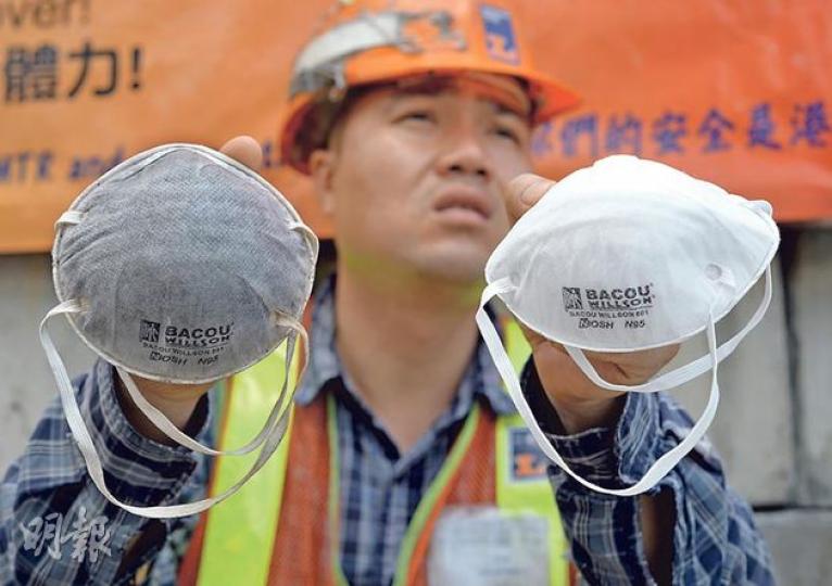 工人鄒先生表示,隧道內空氣污濁,呼吸約10分鐘後戴上的N95口罩就變黑(左),右為未使用的N95口罩。(盧翊銘攝)承建商昨突訂立遲到罰則,指若工人遲到5分鐘,將被扣除半小時工資,做法涉違反法例。(盧翊銘攝) 工人鄒先生表示,隧道內空氣污濁,呼吸約10分鐘後戴上的N95口罩就變黑(左),右為未使用的N95口罩。(盧翊銘攝)承建商昨突訂立遲到罰則,指若工人遲到5分鐘,將被扣除半小時工資,做法涉違反法例。(盧翊銘攝)