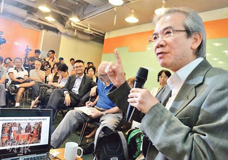 行政會議召集人林煥光(右)昨在一個公開講座表示,香港現階段最重要是提醒大家民主的基本價值觀,而不應把焦點放在推銷某一個民主模式之上。(劉焌陶攝) 行政會議召集人林煥光(右)昨在一個公開講座表示,香港現階段最重要是提醒大家民主的基本價值觀,而不應把焦點放在推銷某一個民主模式之上。(劉焌陶攝)