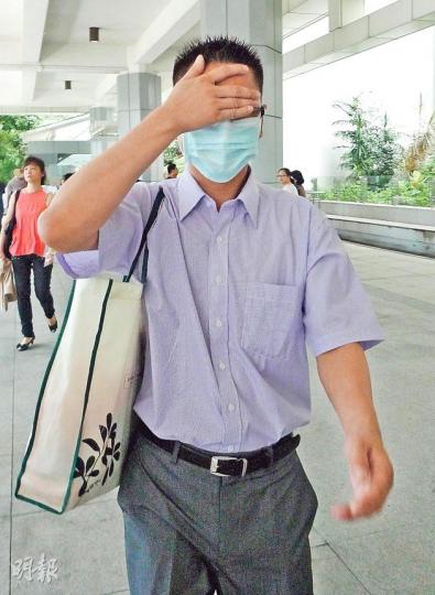 控方指被告楊勝生(圖)把整條火腿腸塞進X的陰道,着她如「生仔」般把火腿腸排出,稱這樣可打通前方穴道。被告曾稱與事主X為「一家人」,不會以性交作法為X轉運。(何偉畧攝) 控方指被告楊勝生(圖)把整條火腿腸塞進X的陰道,着她如「生仔」般把火腿腸排出,稱這樣可打通前方穴道。被告曾稱與事主X為「一家人」,不會以性交作法為X轉運。(何偉畧攝)