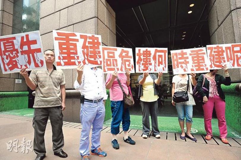 土瓜灣啟明街51號一批業主和居民,昨就「封樓令」與市建局代表會面,爭取優先重建。(尹錦恩攝) 土瓜灣啟明街51號一批業主和居民,昨就「封樓令」與市建局代表會面,爭取優先重建。(尹錦恩攝)