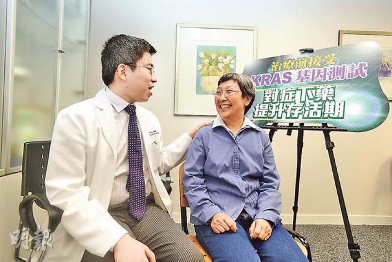 中大腫瘤學系助理教授陳林(左)表示,KRAS基因測試只是認識腸癌基因的第一步,期望日後發現更多相關基因,實現個人化治療。圖右為接受過基因測試及標靶藥治療的腸癌病人李女士。(黃志東攝) 中大腫瘤學系助理教授陳林(左)表示,KRAS基因測試只是認識腸癌基因的第一步,期望日後發現更多相關基因,實現個人化治療。圖右為接受過基因測試及標靶藥治療的腸癌病人李女士。(黃志東攝)