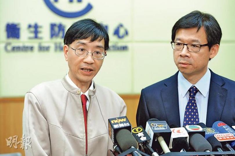 衛生防護中心科學委員會主席袁國勇表示,冬季流感風險高,市民打流感針可有效預防季節性流感,但預防禽流感需避免接觸禽鳥。右為衛生防護中心總監梁挺雄。(尹錦恩攝) 衛生防護中心科學委員會主席袁國勇表示,冬季流感風險高,市民打流感針可有效預防季節性流感,但預防禽流感需避免接觸禽鳥。右為衛生防護中心總監梁挺雄。(尹錦恩攝)