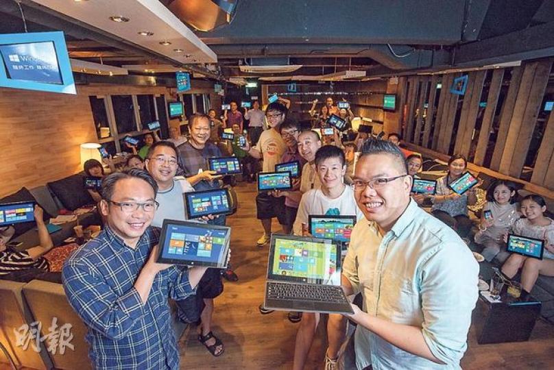 「e潮×微軟Win 8一站式生活工作坊」在上周四晚舉行,邀請了多名明報讀者出席,現場有多部Microsoft Surface RT、Surface Pro及Nokia Lumia 925供試用。讀者分成多個小組試機,每組都有工作人員解答提問。(黃志東攝)讀者在分組遊戲中勝出,興奮得大叫!(黃志東攝)Nokia Lumia 925配有PureView相機功能,即使在昏暗的環境,亦可拍出清晰明亮的照片。(黃志東攝)微軟香港視窗業務部主管熊世賢(右),以不同的生活及工作情景,示範多項新Windows平 「e潮×微軟Win 8一站式生活工作坊」在上周四晚舉行,邀請了多名明報讀者出席,現場有多部Microsoft Surface RT、Surface Pro及Nokia Lumia 925供試用。讀者分成多個小組試機,每組都有工作人員解答提問。(黃志東攝)讀者在分組遊戲中勝出,興奮得大叫!(黃志東攝)Nokia Lumia 925配有PureView相機功能,即使在昏暗的環境,亦可拍出清晰明亮的照片。(黃志東攝)微軟香港視窗業務部主管熊世賢(右),以不同的生活及工作情景,示範多項新Windows平