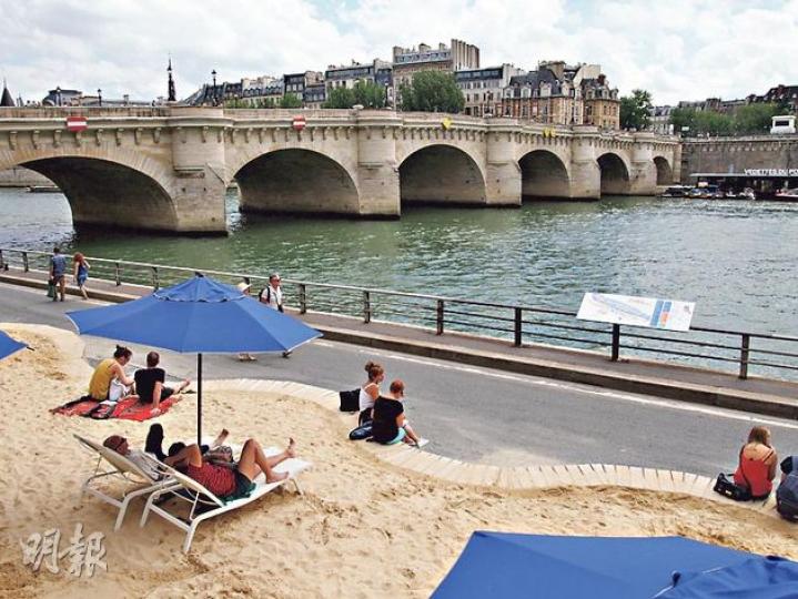 Paris Plage巴黎人造沙灘從Louvre Rivoli 一直延伸至Sully Morland,除了細沙外,還免費提供沙灘椅和太陽傘,還有專程運來裝飾的棕櫚樹呢!(Zenobeebee攝) Paris Plage巴黎人造沙灘從Louvre Rivoli 一直延伸至Sully Morland,除了細沙外,還免費提供沙灘椅和太陽傘,還有專程運來裝飾的棕櫚樹呢!(Zenobeebee攝)