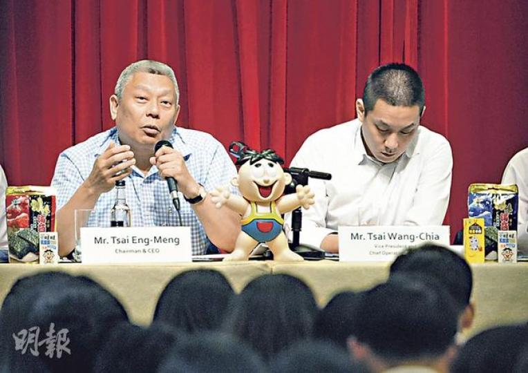 旺旺主席蔡衍明(左)雖然失意於香港電視界,其主業旺旺卻是辦得有聲有色。因旺旺上半年大賺,蔡單是半年收股息已獲6億元。(尹錦恩攝) 旺旺主席蔡衍明(左)雖然失意於香港電視界,其主業旺旺卻是辦得有聲有色。因旺旺上半年大賺,蔡單是半年收股息已獲6億元。(尹錦恩攝)
