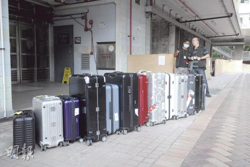 探員在涉嫌順手牽羊偷行李篋的旅行社領隊寓所,檢獲13個Rimowa不同款式行李篋,估計總值逾10萬元,部分行李篋仍掛有相信是物主的「小心輕放」紙牌。(伍浦鋒攝) 被捕領隊昨日被探員押返寓所搜查。(伍浦鋒攝) 探員在涉嫌順手牽羊偷行李篋的旅行社領隊寓所,檢獲13個Rimowa不同款式行李篋,估計總值逾10萬元,部分行李篋仍掛有相信是物主的「小心輕放」紙牌。(伍浦鋒攝) 被捕領隊昨日被探員押返寓所搜查。(伍浦鋒攝)