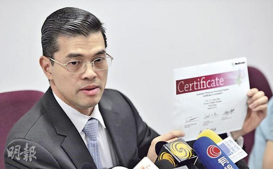 余卓文昨開記者會,展示一些由醫療器材製造商等發出的證書,力證自己符合做新手術的資格。(鄧宗弘攝) 威爾斯醫院行政總監馮康昨出席商台節目時批評余卓文未經特別受訓,卻貿然為病人做先進微創技術的心瓣置換手術,過程複雜存在風險。(尹錦恩攝) 余卓文昨開記者會,展示一些由醫療器材製造商等發出的證書,力證自己符合做新手術的資格。(鄧宗弘攝) 威爾斯醫院行政總監馮康昨出席商台節目時批評余卓文未經特別受訓,卻貿然為病人做先進微創技術的心瓣置換手術,過程複雜存在風險。(尹錦恩攝)