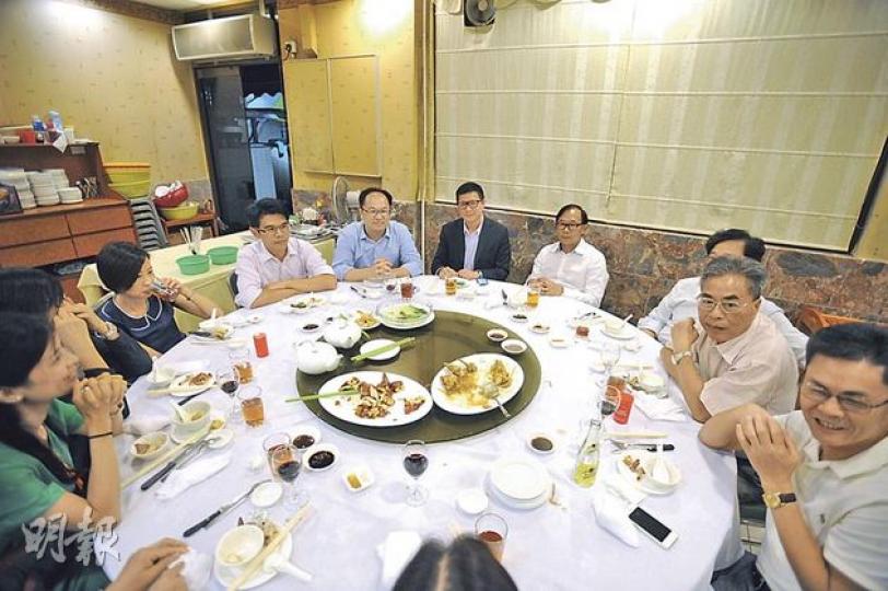 元朗區議會成員喺流浮山小桃園搞咗個飯局,歡送元朗警區指揮官鄧炳強,元朗區會主席梁志祥就話餐飯都係風花雪月。左起﹕元朗區議會副主席王威信、區議員李月民、鄧炳強、梁志祥。(衛永康攝) 元朗區議會成員喺流浮山小桃園搞咗個飯局,歡送元朗警區指揮官鄧炳強,元朗區會主席梁志祥就話餐飯都係風花雪月。左起﹕元朗區議會副主席王威信、區議員李月民、鄧炳強、梁志祥。(衛永康攝)