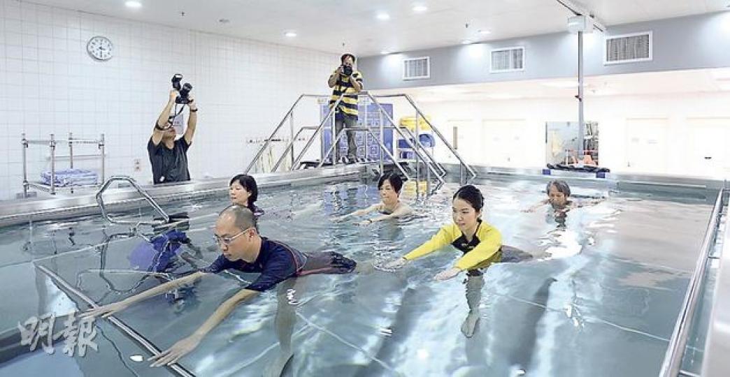 博愛醫院提供的水療包括水中瑜伽、太極及個別運動指導等,物理治療師(右一黃衫者)會指導病人做運動。(余俊亮攝) 博愛醫院新設水療池,以水療輔助物理治療,內置電動步行機及水力單車,圖為病人在水中練習「太極十四式」,醫護人員可通過玻璃觀察病人動作。(余俊亮攝) 博愛醫院提供的水療包括水中瑜伽、太極及個別運動指導等,物理治療師(右一黃衫者)會指導病人做運動。(余俊亮攝) 博愛醫院新設水療池,以水療輔助物理治療,內置電動步行機及水力單車,圖為病人在水中練習「太極十四式」,醫護人員可通過玻璃觀察病人動作。(余俊亮攝)