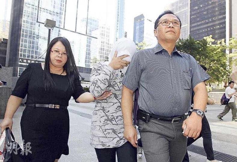 首次來港即遇上懷疑「虐待狂」僱主的印傭Puspitasari(中)供稱,案發期間她曾兩度遭女被告剪光頭髮,她昨應控方要求在庭上解下頭巾,可見其頭髮已長回。圖為她在印尼總領事館代表陪同下離開法院。(李澤彤攝) 被告夫婦戴志偉(左)及區玉珊(右)昨原「前後腳」離開法庭,但男被告上車後的士隨即駛走,留下女被告一個在街上被大批攝記包圍;後來男被告特地下車折返,搭着妻子膊頭引領她上車離開。(李澤彤攝) 首次來港即遇上懷疑「虐待狂」僱主的印傭Puspitasari(中)供稱,案發期間她曾兩度遭女被告剪光頭髮,她昨應控方要求在庭上解下頭巾,可見其頭髮已長回。圖為她在印尼總領事館代表陪同下離開法院。(李澤彤攝) 被告夫婦戴志偉(左)及區玉珊(右)昨原「前後腳」離開法庭,但男被告上車後的士隨即駛走,留下女被告一個在街上被大批攝記包圍;後來男被告特地下車折返,搭着妻子膊頭引領她上車離開。(李澤彤攝)