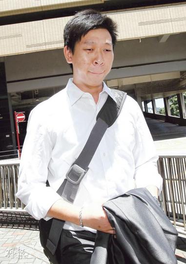 開槍擊斃刀手郭永基的交通警員葉領輝(圖)解釋,案發時開槍出於自衛,又稱警隊要求開槍要瞄準對方軀幹中央,以減低流彈射中途人的風險。(李紹昌攝) 死者郭永基的父親郭楚釗(圖)昨出席兒子的死因研訊,並質問開槍擊斃兒子的交通警員,指兒子案發時背着他,但仍要向兒子開槍。(李紹昌攝) 開槍擊斃刀手郭永基的交通警員葉領輝(圖)解釋,案發時開槍出於自衛,又稱警隊要求開槍要瞄準對方軀幹中央,以減低流彈射中途人的風險。(李紹昌攝) 死者郭永基的父親郭楚釗(圖)昨出席兒子的死因研訊,並質問開槍擊斃兒子的交通警員,指兒子案發時背着他,但仍要向兒子開槍。(李紹昌攝)