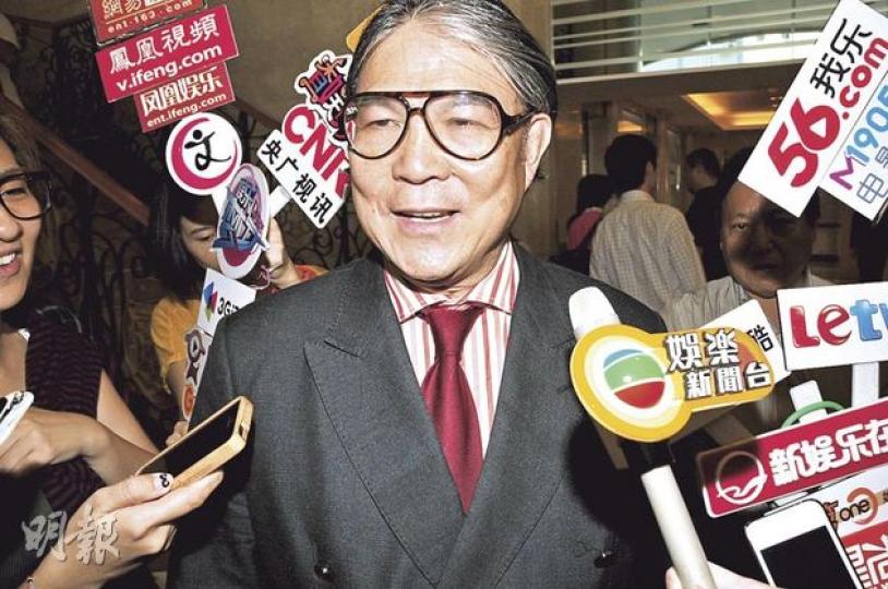 霍震霆形容孫兒身形大隻、頭髮多、幾靚仔,遺傳霍家優良傳統。(攝影/記者﹕李潔盈、梁榮達、梁迺楠) 朱玲玲早和晚兩度探訪媳婦和孫兒,每提到孫仔即露出開心的笑容。(攝影/記者﹕李潔盈、梁榮達、梁迺楠) 養和醫院昨日一早已聚集30多名中港傳媒守候,等待霍家公布好消息。(攝影/記者﹕李潔盈、梁榮達、梁迺楠) 霍啟山拖實嫲嫲呂燕妮,指新成員出世,全家人都非常開心。(攝影/記者﹕李潔盈、梁榮達、梁迺楠) 霍震霆形容孫兒身形大隻、頭髮多、幾靚仔,遺傳霍家優良傳統。(攝影/記者﹕李潔盈、梁榮達、梁迺楠) 朱玲玲早和晚兩度探訪媳婦和孫兒,每提到孫仔即露出開心的笑容。(攝影/記者﹕李潔盈、梁榮達、梁迺楠) 養和醫院昨日一早已聚集30多名中港傳媒守候,等待霍家公布好消息。(攝影/記者﹕李潔盈、梁榮達、梁迺楠) 霍啟山拖實嫲嫲呂燕妮,指新成員出世,全家人都非常開心。(攝影/記者﹕李潔盈、梁榮達、梁迺楠)