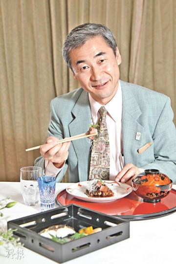 野田仁,生於日本北海道,1980年加入日本外務省,2010年出任日本駐英國大使館公使,今年4月出任日本駐港總領事。(林俊源攝) 炭火燒目鯛魚配柚子味噌汁-皮脆肉香,蘸點用上30分鐘熬製的醬汁,魚香之餘,亦嘗到酸甜柚子醬,相當開胃。(林俊源攝) 牛蒡蓉湯配炸牛蒡條-散發出濃郁的牛蒡香,湯面灑上鬆脆牛蒡條,味道更富層次。(林俊源攝) 黑鮑伴青蘆筍雪糕-將蒸至熟透的新鮮鮑魚,伴以白蘆筍洋葱汁,另配上青蘆筍及橙味泡沫。鮑魚味鮮彈牙,用攪拌機打至軟綿的醬汁幼滑,賣相及味道都非常西化。(林俊源攝) 低溫烹調 野田仁,生於日本北海道,1980年加入日本外務省,2010年出任日本駐英國大使館公使,今年4月出任日本駐港總領事。(林俊源攝) 炭火燒目鯛魚配柚子味噌汁-皮脆肉香,蘸點用上30分鐘熬製的醬汁,魚香之餘,亦嘗到酸甜柚子醬,相當開胃。(林俊源攝) 牛蒡蓉湯配炸牛蒡條-散發出濃郁的牛蒡香,湯面灑上鬆脆牛蒡條,味道更富層次。(林俊源攝) 黑鮑伴青蘆筍雪糕-將蒸至熟透的新鮮鮑魚,伴以白蘆筍洋葱汁,另配上青蘆筍及橙味泡沫。鮑魚味鮮彈牙,用攪拌機打至軟綿的醬汁幼滑,賣相及味道都非常西化。(林俊源攝) 低溫烹調