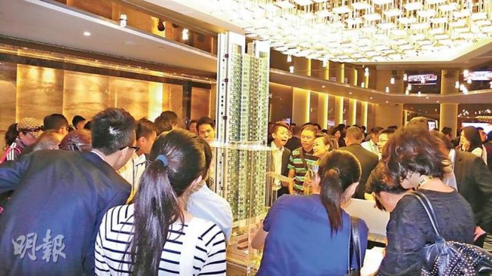 長實旗下大窩口昇柏山除以低價吸客外,更與按揭轉介及財務公司合作,推出400萬以上單位最高九成按揭,項目昨首日收票料錄逾60張,最快於下周末開售。(麥穎攝) 長實旗下大窩口昇柏山除以低價吸客外,更與按揭轉介及財務公司合作,推出400萬以上單位最高九成按揭,項目昨首日收票料錄逾60張,最快於下周末開售。(麥穎攝)