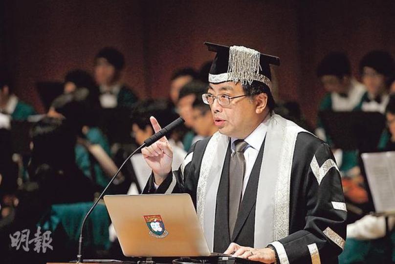 任職港大校長11年的徐立之,昨主持卸任前最後一次新生入學禮,致辭時寄語台下學生面對現今社會抗議和示威等爭議時,要有獨立批判思考,勿盲目跟隨。(李紹昌攝) 任職港大校長11年的徐立之,昨主持卸任前最後一次新生入學禮,致辭時寄語台下學生面對現今社會抗議和示威等爭議時,要有獨立批判思考,勿盲目跟隨。(李紹昌攝)