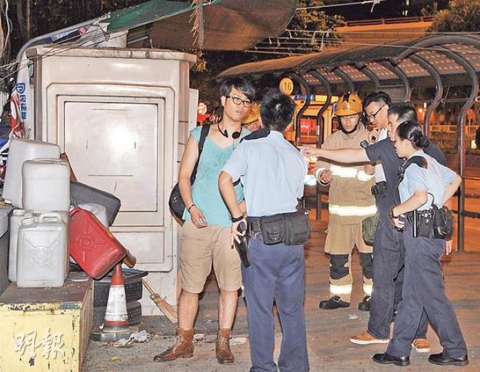 走了300米「長命斜」跟蹤並勇擒縱火疑犯的無綫藝員蕭家浩(穿短褲者),事後大汗淋漓,陪同警員返回最初發現疑犯的小巴站講述經過。(蔡方山攝)涉嫌縱火和及干擾車輛被捕的男子(前)承認飲醉酒,但否認縱火。面對記者拍攝,他一度拉起背心遮住樣貌。(蔡方山攝)坪石邨鑽石樓對開小巴站一幅民建聯橫額被燒毁,旁邊小巴站更亭亦有被燒痕迹。(蔡方山攝) 走了300米「長命斜」跟蹤並勇擒縱火疑犯的無綫藝員蕭家浩(穿短褲者),事後大汗淋漓,陪同警員返回最初發現疑犯的小巴站講述經過。(蔡方山攝)涉嫌縱火和及干擾車輛被捕的男子(前)承認飲醉酒,但否認縱火。面對記者拍攝,他一度拉起背心遮住樣貌。(蔡方山攝)坪石邨鑽石樓對開小巴站一幅民建聯橫額被燒毁,旁邊小巴站更亭亦有被燒痕迹。(蔡方山攝)