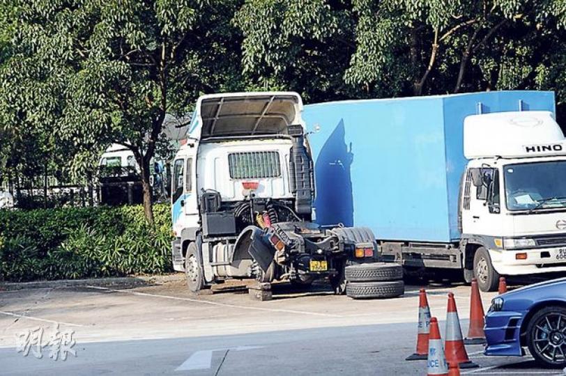 在公路「甩轆」連撞3車的貨櫃拖頭,事後被拖到警方驗車中心等候檢驗,一雙甩出的車輪放在車後。(樊銳昌攝) 在公路「甩轆」連撞3車的貨櫃拖頭,事後被拖到警方驗車中心等候檢驗,一雙甩出的車輪放在車後。(樊銳昌攝)