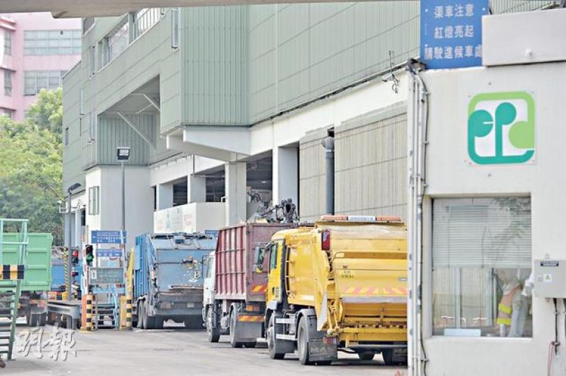 西九廢物轉運站是全港使用率最高的轉運站,每日垃圾車早上到屋苑收集垃圾後,便會駛往轉運站排隊等候卸下(圖),轉運站把垃圾廢物壓縮後,用水路運往屯門堆填區。(盧翊銘攝)(明報製圖) 西九廢物轉運站是全港使用率最高的轉運站,每日垃圾車早上到屋苑收集垃圾後,便會駛往轉運站排隊等候卸下(圖),轉運站把垃圾廢物壓縮後,用水路運往屯門堆填區。(盧翊銘攝)(明報製圖)