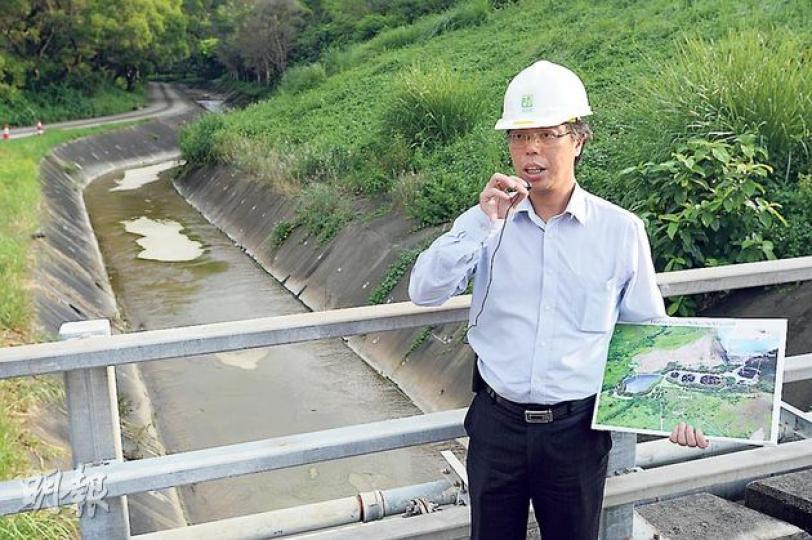 環保署首席環境保護主任劉銘清昨帶領傳媒,到新界東北堆填區視察早前被污水滲進的缸窰河(背後)。他強調缸窰河乃人工石屎明渠,故對自然環境無影響,河水亦無市民飲用。(葉家豪攝) 環保署首席環境保護主任劉銘清昨帶領傳媒,到新界東北堆填區視察早前被污水滲進的缸窰河(背後)。他強調缸窰河乃人工石屎明渠,故對自然環境無影響,河水亦無市民飲用。(葉家豪攝)