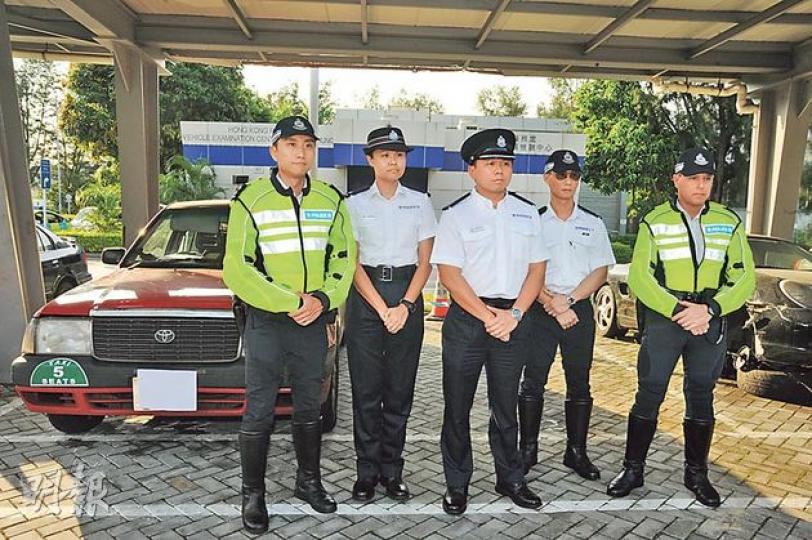 涉案「黑的士」被拖到大欖涌車輛檢驗中心扣查,負責案件的警方機場警區副指揮官劉經倫(中)強調,警方重視涉及的士違法案件,並繼續加強針對性執法行動。(樊銳昌攝) 涉案「黑的士」被拖到大欖涌車輛檢驗中心扣查,負責案件的警方機場警區副指揮官劉經倫(中)強調,警方重視涉及的士違法案件,並繼續加強針對性執法行動。(樊銳昌攝)