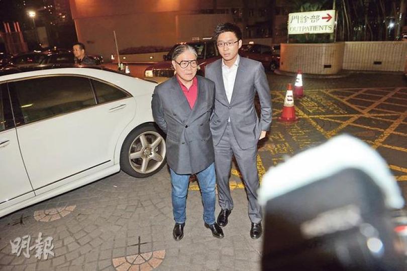 霍震霆與霍啟山昨晚到醫院探望孫仔,霍震霆榮升爺爺難掩喜悅。(攝影﹕鍾偉茵)朱玲玲第一次做嫲嫲好開心,希望霍啓剛與郭晶晶繼續生。(攝影﹕鍾偉茵) 霍震霆與霍啟山昨晚到醫院探望孫仔,霍震霆榮升爺爺難掩喜悅。(攝影﹕鍾偉茵)朱玲玲第一次做嫲嫲好開心,希望霍啓剛與郭晶晶繼續生。(攝影﹕鍾偉茵)