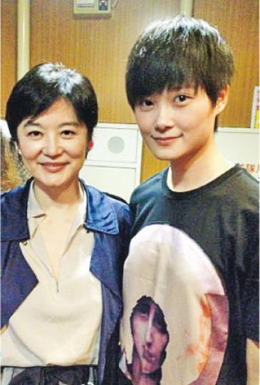 李宇春(右)在台灣演出話劇《如夢之夢》,吸引林青霞來捧場。(微博圖片) 李宇春(右)在台灣演出話劇《如夢之夢》,吸引林青霞來捧場。(微博圖片)