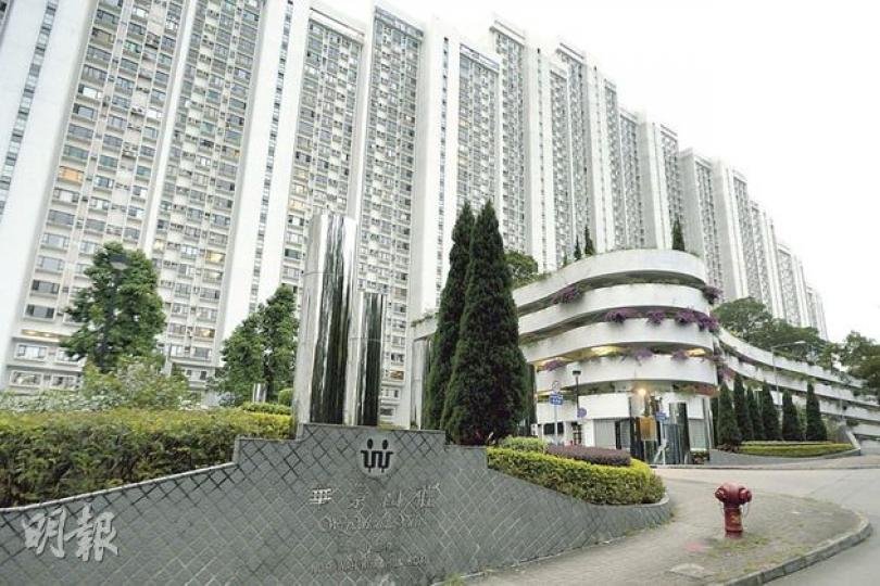 新鴻基地產轄下的康業服務有限公司自華景山莊1985年入伙後,除按照公契在管理費中抽取12%作經理人酬金,另額外抽取3%專業及行政人員費,每年達102萬元,惟公契沒有列明收取該費用的方式及比率。消委會待業主簽署協議後,會協助他們向法庭申請聲明,澄清康業是否有權徵收該費用。(葉家豪攝)華景山莊業主指管理公司康業服務有限公司歷年多收逾1億元管理費,周日(25日)舉行居民大會,通過授權消委會利用訴訟基金,協助向法庭申請聲明,釐清康業是否有權收取3%專業及行政人員費,並選出3名代表與消委會簽署協議。(余俊 新鴻基地產轄下的康業服務有限公司自華景山莊1985年入伙後,除按照公契在管理費中抽取12%作經理人酬金,另額外抽取3%專業及行政人員費,每年達102萬元,惟公契沒有列明收取該費用的方式及比率。消委會待業主簽署協議後,會協助他們向法庭申請聲明,澄清康業是否有權徵收該費用。(葉家豪攝)華景山莊業主指管理公司康業服務有限公司歷年多收逾1億元管理費,周日(25日)舉行居民大會,通過授權消委會利用訴訟基金,協助向法庭申請聲明,釐清康業是否有權收取3%專業及行政人員費,並選出3名代表與消委會簽署協議。(余俊