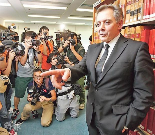 薛偉成(右)昨在律政司辦公室舉行退休茶敘,接受各大傳媒採訪約一小時後,他轉到樓下的圖書館拍照。面對閃個不停的鎂光燈,薛偉成也不禁說:「差不多夠吧,這比做律師更辛苦。」(李紹昌攝) 薛偉成(右)昨在律政司辦公室舉行退休茶敘,接受各大傳媒採訪約一小時後,他轉到樓下的圖書館拍照。面對閃個不停的鎂光燈,薛偉成也不禁說:「差不多夠吧,這比做律師更辛苦。」(李紹昌攝)