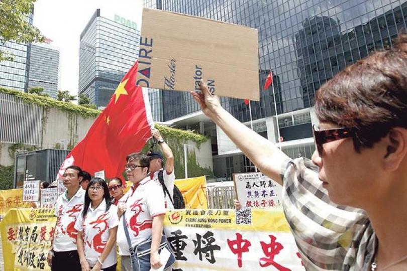 愛港力十幾個成員噚日同副教育局長楊潤雄見完面後,即刻換上愛港力「戰衣」交代會面過程。前排左二係陳淨心。(李紹昌攝) 愛港力十幾個成員噚日同副教育局長楊潤雄見完面後,即刻換上愛港力「戰衣」交代會面過程。前排左二係陳淨心。(李紹昌攝)