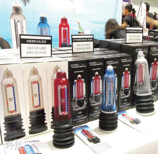 亞洲成人展覽場內出售陽具增長器,聲稱可永久增長陽具兩至三成,有醫生指這聲稱並無醫學根據。(張煒明攝) 亞洲成人展覽場內出售陽具增長器,聲稱可永久增長陽具兩至三成,有醫生指這聲稱並無醫學根據。(張煒明攝)