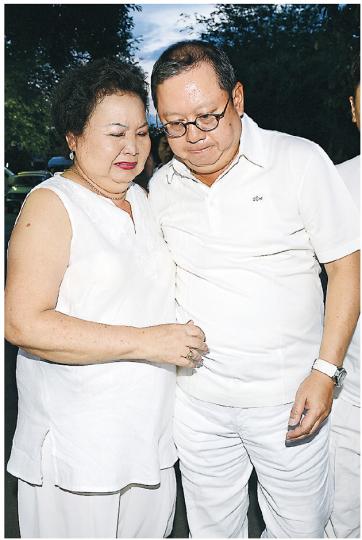 白龍王遺孀見到弟子林建岳,不禁悲從中來,兩人相擁互相安慰。(攝影/記者﹕劉永銳)白龍王女兒、有黃龍王之稱的Pet為林建岳加持作福。(攝影/記者﹕劉永銳)林建岳緋聞女友林寶賢也有同行。(攝影/記者﹕劉永銳)林孝賢(右)與李民橋(左)昨日趕赴泰國拜祭白龍王。(攝影/記者﹕劉永銳) 白龍王遺孀見到弟子林建岳,不禁悲從中來,兩人相擁互相安慰。(攝影/記者﹕劉永銳)白龍王女兒、有黃龍王之稱的Pet為林建岳加持作福。(攝影/記者﹕劉永銳)林建岳緋聞女友林寶賢也有同行。(攝影/記者﹕劉永銳)林孝賢(右)與李民橋(左)昨日趕赴泰國拜祭白龍王。(攝影/記者﹕劉永銳)