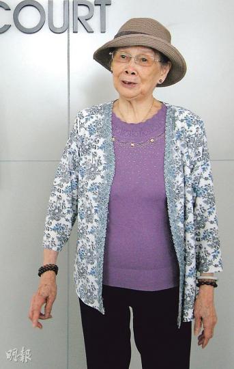 「梅媽」覃美金(圖)早前欠租20萬元,業主向法庭申請收樓,原訂昨日到期執行。梅媽昨成功向高院申請暫緩執行,並獲悉有望獲發放百萬元生活費,離開時面露喜色。(黃建邦攝) 「梅媽」覃美金(圖)早前欠租20萬元,業主向法庭申請收樓,原訂昨日到期執行。梅媽昨成功向高院申請暫緩執行,並獲悉有望獲發放百萬元生活費,離開時面露喜色。(黃建邦攝)
