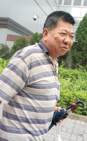 九旬老翁騙綜援10年,其六旬兒子張添發(圖)表示,老父騙取綜援金達30萬元,預計其父會被判監。(羅慧茵攝) 九旬老翁騙綜援10年,其六旬兒子張添發(圖)表示,老父騙取綜援金達30萬元,預計其父會被判監。(羅慧茵攝)