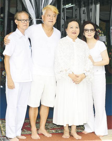 阿叻(左二)與秀姑(右一)提早赴泰國拜祭白龍王,並安慰師母(右二)不要太傷心。(攝影/記者﹕劉永銳)秀姑喊到眼紅紅,阿叻在旁安慰。(攝影/記者﹕劉永銳)白龍王女兒、有黃龍王之稱的Pet拖着阿叻送他離開。(攝影/記者﹕劉永銳)白龍王的靈堂變成一片花海。(攝影/記者﹕劉永銳)白龍王將安葬於欽南堂,連日來都有人不停打掃。(攝影/記者﹕劉永銳)謝賢、狄波拉與霆鋒聯名送上花圈表敬意。(攝影/記者﹕劉永銳)楊受成與太太及兒子也致贈花圈。(攝影/記者﹕劉永銳) 阿叻(左二)與秀姑(右一)提早赴泰國拜祭白龍王,並安慰師母(右二)不要太傷心。(攝影/記者﹕劉永銳)秀姑喊到眼紅紅,阿叻在旁安慰。(攝影/記者﹕劉永銳)白龍王女兒、有黃龍王之稱的Pet拖着阿叻送他離開。(攝影/記者﹕劉永銳)白龍王的靈堂變成一片花海。(攝影/記者﹕劉永銳)白龍王將安葬於欽南堂,連日來都有人不停打掃。(攝影/記者﹕劉永銳)謝賢、狄波拉與霆鋒聯名送上花圈表敬意。(攝影/記者﹕劉永銳)楊受成與太太及兒子也致贈花圈。(攝影/記者﹕劉永銳)