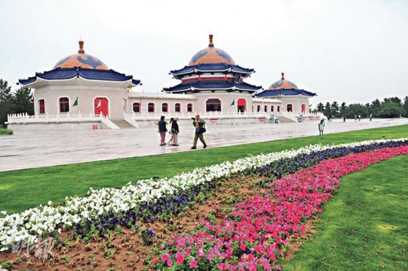 成吉思汗陵最重要的三殿,每年逢農曆三月廿一日春祭,門票全免,是祭祀成吉思汗最熱鬧的日子。(黃潔玲攝)包頭的賽汗塔拉城中草原,名副其實位於城中,如茵綠草後可見城市建築。(黃潔玲攝)草原裏養有梅花鹿,供遊人免費參觀。(黃潔玲攝)城中草原也成為包頭街坊散步的好地方。(黃潔玲攝)五當召是中國第三大藏傳佛教寺院,建築明顯是藏式。(黃潔玲攝)(黃潔玲攝)五當召依山而建,因而有不少樓梯。(黃潔玲攝)(黃潔玲攝)小尾羊的羊肉,來自家牧場飼養的羊。(黃潔玲攝)(明報製圖) 成吉思汗陵最重要的三殿,每年逢農曆三月廿一日春祭,門票全免,是祭祀成吉思汗最熱鬧的日子。(黃潔玲攝)包頭的賽汗塔拉城中草原,名副其實位於城中,如茵綠草後可見城市建築。(黃潔玲攝)草原裏養有梅花鹿,供遊人免費參觀。(黃潔玲攝)城中草原也成為包頭街坊散步的好地方。(黃潔玲攝)五當召是中國第三大藏傳佛教寺院,建築明顯是藏式。(黃潔玲攝)(黃潔玲攝)五當召依山而建,因而有不少樓梯。(黃潔玲攝)(黃潔玲攝)小尾羊的羊肉,來自家牧場飼養的羊。(黃潔玲攝)(明報製圖)