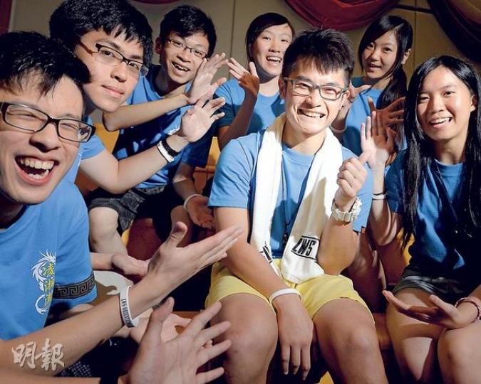 兩度入讀正生書院的呂榮豪(中),在中大迎新營內與同學分享過往吸毒、加入黑社會及改過自新的經歷,令同學十分驚訝。呂榮豪進大學最大心願是用自己的經歷向別人分享信仰,特別是一群容易被人遺忘和自卑的同學。(葉家豪攝) 兩度入讀正生書院的呂榮豪(中),在中大迎新營內與同學分享過往吸毒、加入黑社會及改過自新的經歷,令同學十分驚訝。呂榮豪進大學最大心願是用自己的經歷向別人分享信仰,特別是一群容易被人遺忘和自卑的同學。(葉家豪攝)