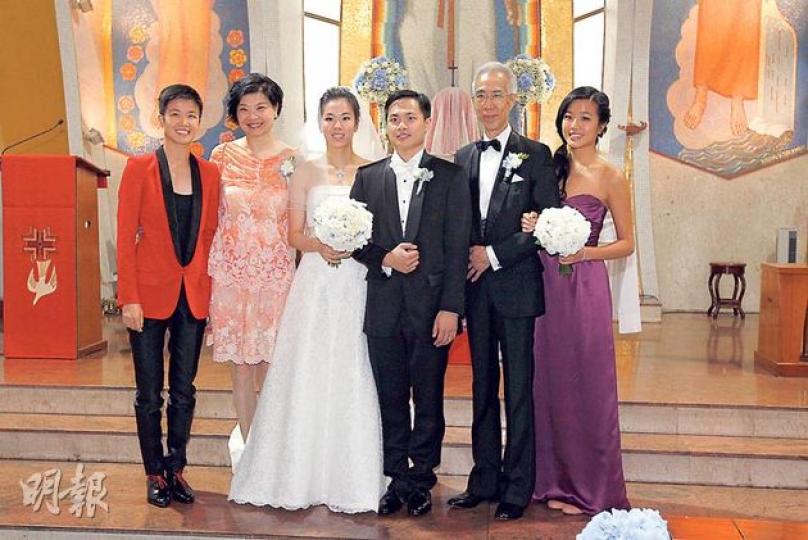 公民黨余若薇(左二)的二女胡凱琳(Cheryl)(左三)出嫁,與新郎區兆豪(右三)昨日在教堂行禮。圖右二為余若薇丈夫胡健維。(李紹昌攝)余若薇(前右二)和丈夫胡健維(前右一)對嫁女十分雀躍,在婚禮中為女兒整理裙尾。(李紹昌攝) 公民黨余若薇(左二)的二女胡凱琳(Cheryl)(左三)出嫁,與新郎區兆豪(右三)昨日在教堂行禮。圖右二為余若薇丈夫胡健維。(李紹昌攝)余若薇(前右二)和丈夫胡健維(前右一)對嫁女十分雀躍,在婚禮中為女兒整理裙尾。(李紹昌攝)