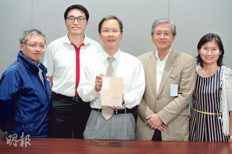 5名港大醫學院校友(左起)胡可源、張永融、郭家麒、謝鴻興及蔡淑梅,就港大8年來仍未收齊長和系主席李嘉誠10億元捐款及醫學院被冠名事宜,計劃收集校友聯署,再遞交教育局及港大校務委員會,促校長徐立之卸任前詳細交代捐款細節。(尹錦恩攝) 5名港大醫學院校友(左起)胡可源、張永融、郭家麒、謝鴻興及蔡淑梅,就港大8年來仍未收齊長和系主席李嘉誠10億元捐款及醫學院被冠名事宜,計劃收集校友聯署,再遞交教育局及港大校務委員會,促校長徐立之卸任前詳細交代捐款細節。(尹錦恩攝)
