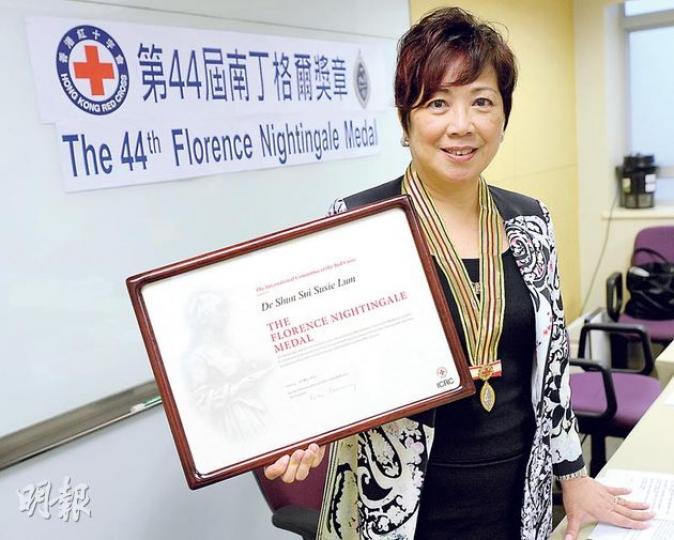 從事護理工作43年的林崇綏博士,成為香港第二名南丁格爾獎章獲獎者,她對獲獎感到榮幸,又指獎項屬於全港的護士。 (葉家豪攝) 從事護理工作43年的林崇綏博士,成為香港第二名南丁格爾獎章獲獎者,她對獲獎感到榮幸,又指獎項屬於全港的護士。 (葉家豪攝)
