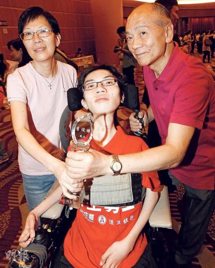 患肌肉萎縮症的李俊輝(中),曾被醫生診斷只能活到20歲,父母(右、左)爭取時間帶他外遊長城、迪士尼,又全力輔助他讀書,26歲的俊輝已大學畢業。(李紹昌攝)31歲的鄧家玲(左)身形如兩歲小朋友,體重不足40磅,雖然患先天玻璃骨,仍堅持自力更生,除努力讀書,她還曾任職銷售、演講者等。她是八仙嶺山火倖存者張潤衡兒子(右)的契媽。(李紹昌攝) 患肌肉萎縮症的李俊輝(中),曾被醫生診斷只能活到20歲,父母(右、左)爭取時間帶他外遊長城、迪士尼,又全力輔助他讀書,26歲的俊輝已大學畢業。(李紹昌攝)31歲的鄧家玲(左)身形如兩歲小朋友,體重不足40磅,雖然患先天玻璃骨,仍堅持自力更生,除努力讀書,她還曾任職銷售、演講者等。她是八仙嶺山火倖存者張潤衡兒子(右)的契媽。(李紹昌攝)