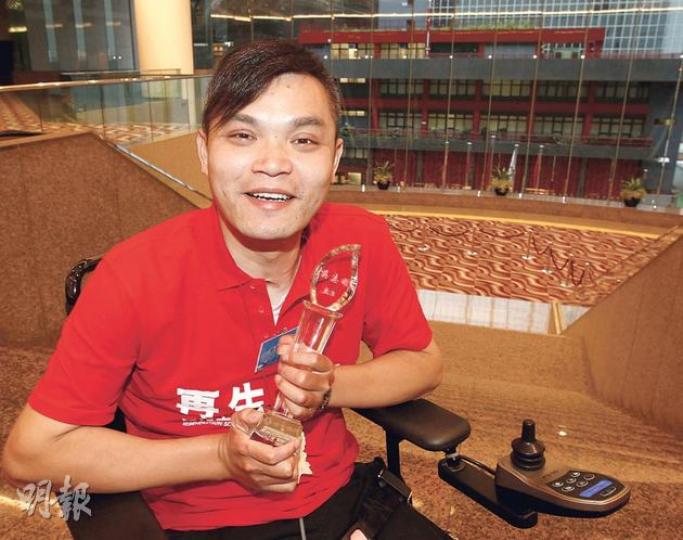 在人生最得意時因意外而癱瘓的消防員吳志雄,曾因無法拿起雞腿流淚,但他為父母而振作,現時積極以自己的經歷感染同路人。(李紹昌攝)再生會昨日舉行第16屆再生勇士頒獎禮,10名身殘志堅的再生勇士以自身經歷鼓勵市民,勞工及福利局長張建宗形容頒獎禮為「正能量大聚會」。(李紹昌攝)(明報製圖) 在人生最得意時因意外而癱瘓的消防員吳志雄,曾因無法拿起雞腿流淚,但他為父母而振作,現時積極以自己的經歷感染同路人。(李紹昌攝)再生會昨日舉行第16屆再生勇士頒獎禮,10名身殘志堅的再生勇士以自身經歷鼓勵市民,勞工及福利局長張建宗形容頒獎禮為「正能量大聚會」。(李紹昌攝)(明報製圖)