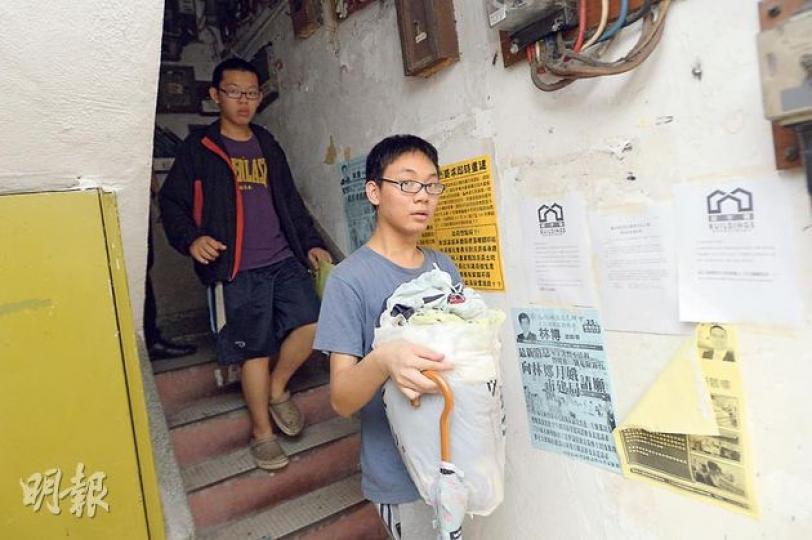 土瓜灣啟明街51號唐樓封閉後,住三樓的杜氏一家昨回到單位執拾細軟,杜先生的兩名兒子(圖)昨晚跟隨父親到樂富的單身人士宿舍暫住。 (葉家豪攝) 土瓜灣啟明街51號唐樓封閉後,住三樓的杜氏一家昨回到單位執拾細軟,杜先生的兩名兒子(圖)昨晚跟隨父親到樂富的單身人士宿舍暫住。 (葉家豪攝)